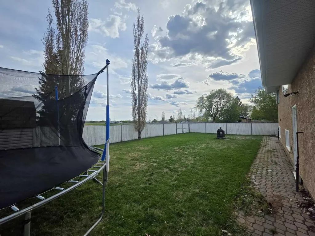 1601 3 Avenue Wainwright AB T9W 1J3