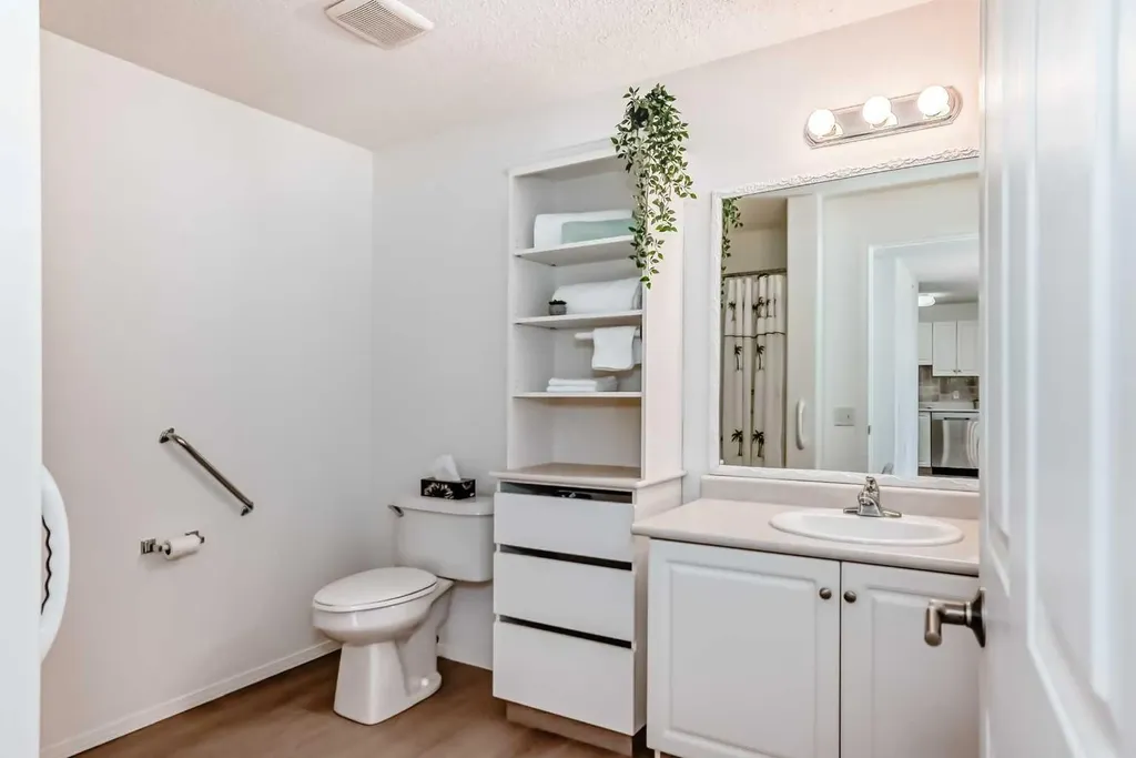 5000 Somervale Court SW Calgary AB T2Y 4M1