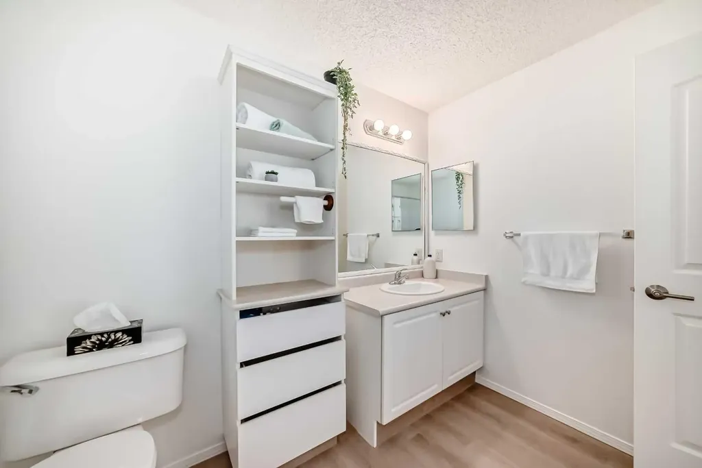 5000 Somervale Court SW Calgary AB T2Y 4M1