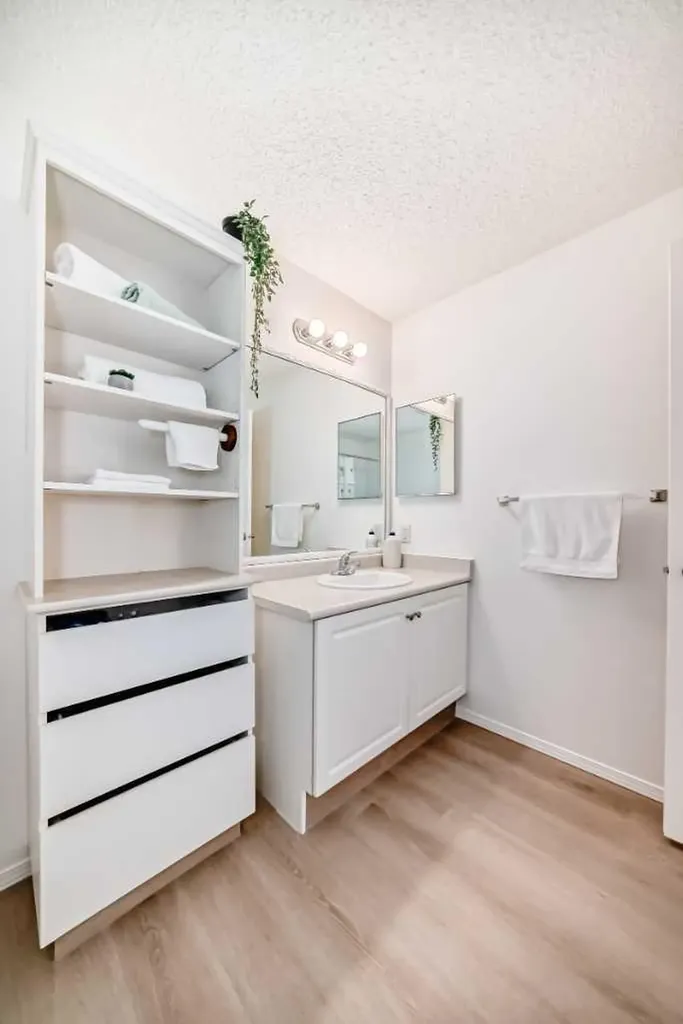 5000 Somervale Court SW Calgary AB T2Y 4M1