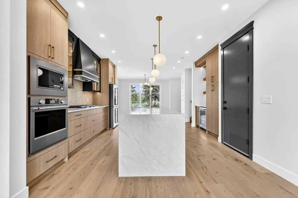 8519 48 Avenue NW Calgary AB T3B 2B1