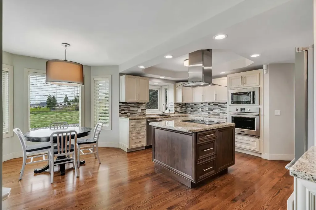 19 Coach Gate Way SW Calgary AB T3H 1L7