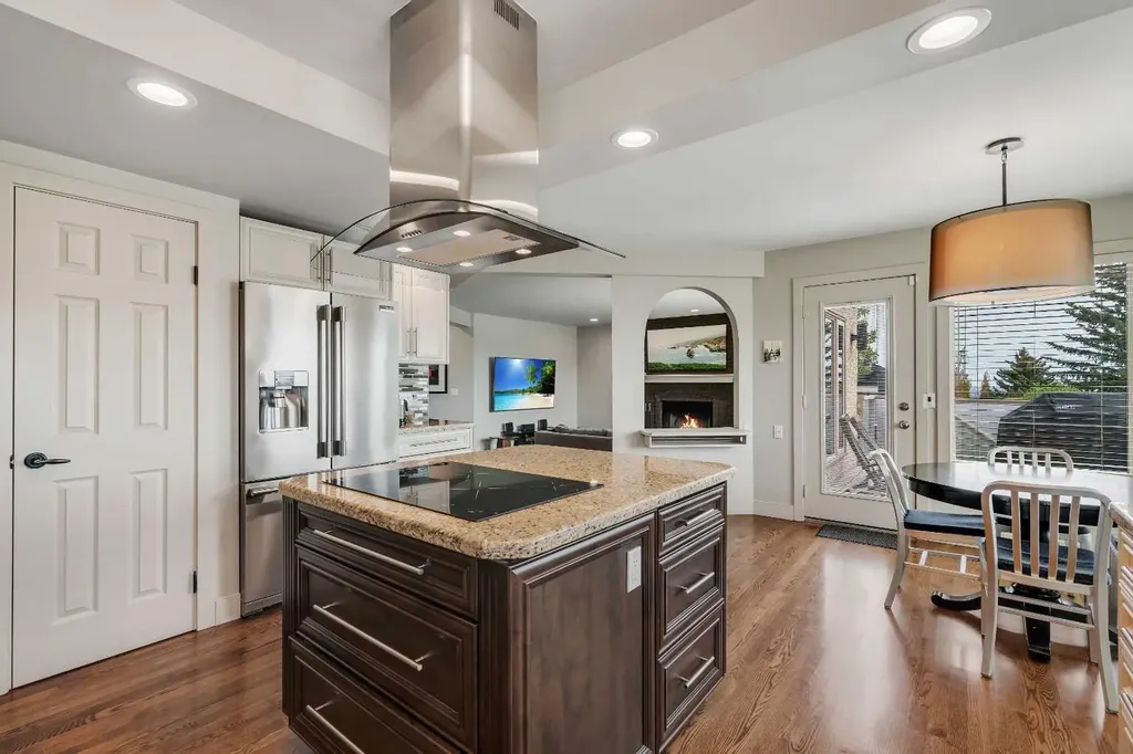 19 Coach Gate Way SW Calgary AB T3H 1L7