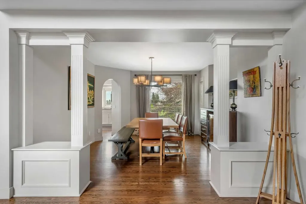 19 Coach Gate Way SW Calgary AB T3H 1L7