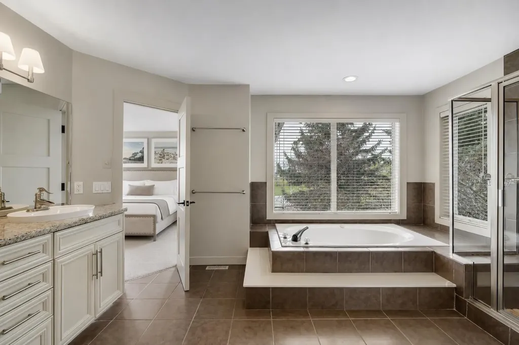 19 Coach Gate Way SW Calgary AB T3H 1L7