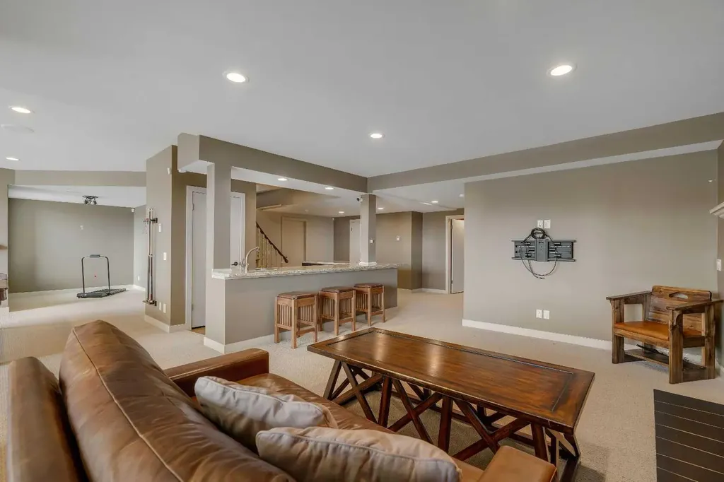 19 Coach Gate Way SW Calgary AB T3H 1L7