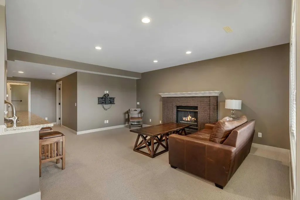 19 Coach Gate Way SW Calgary AB T3H 1L7