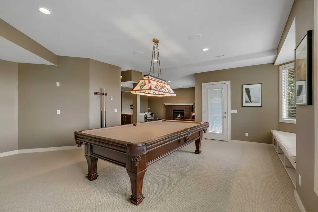 19 Coach Gate Way SW Calgary AB T3H 1L7