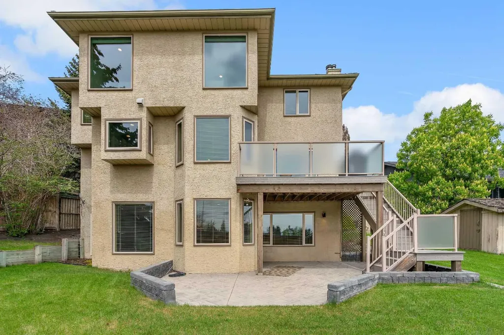 19 Coach Gate Way SW Calgary AB T3H 1L7