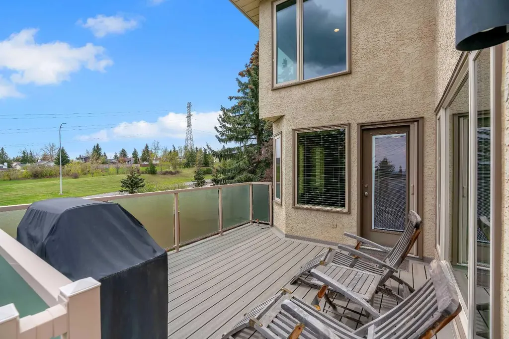 19 Coach Gate Way SW Calgary AB T3H 1L7