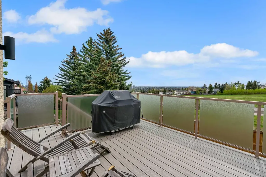 19 Coach Gate Way SW Calgary AB T3H 1L7