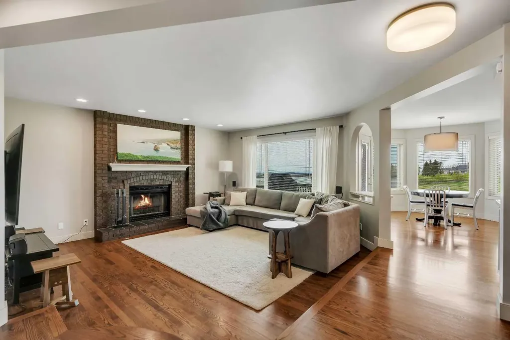 19 Coach Gate Way SW Calgary AB T3H 1L7
