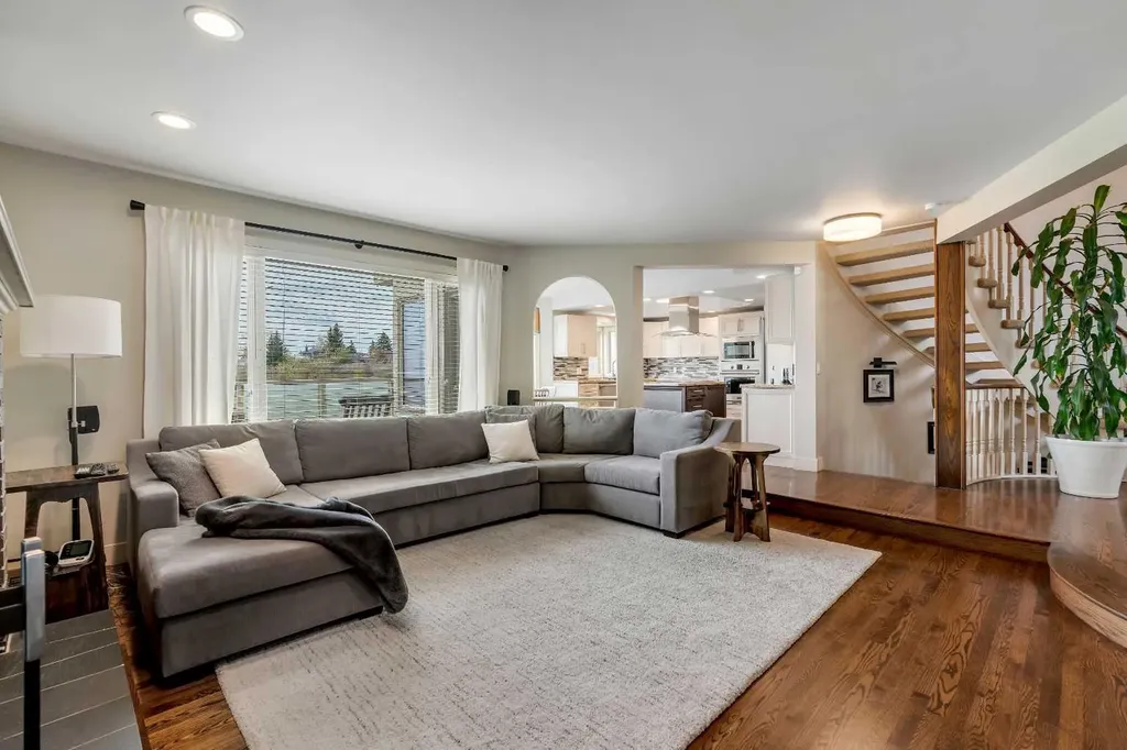 19 Coach Gate Way SW Calgary AB T3H 1L7