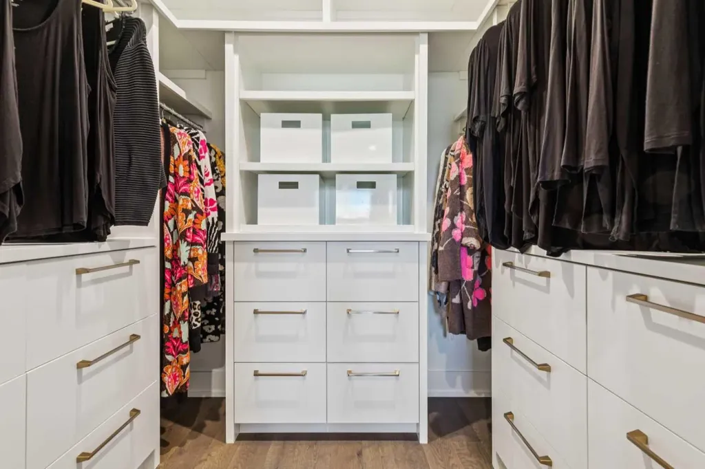 3813 1a Street SW Calgary AB T2S 1R4