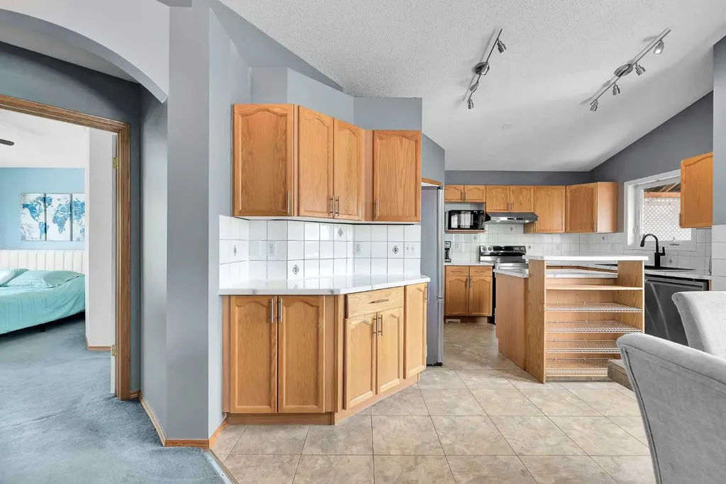21 Erin Meadow Manor SE Calgary AB T2B 3P6