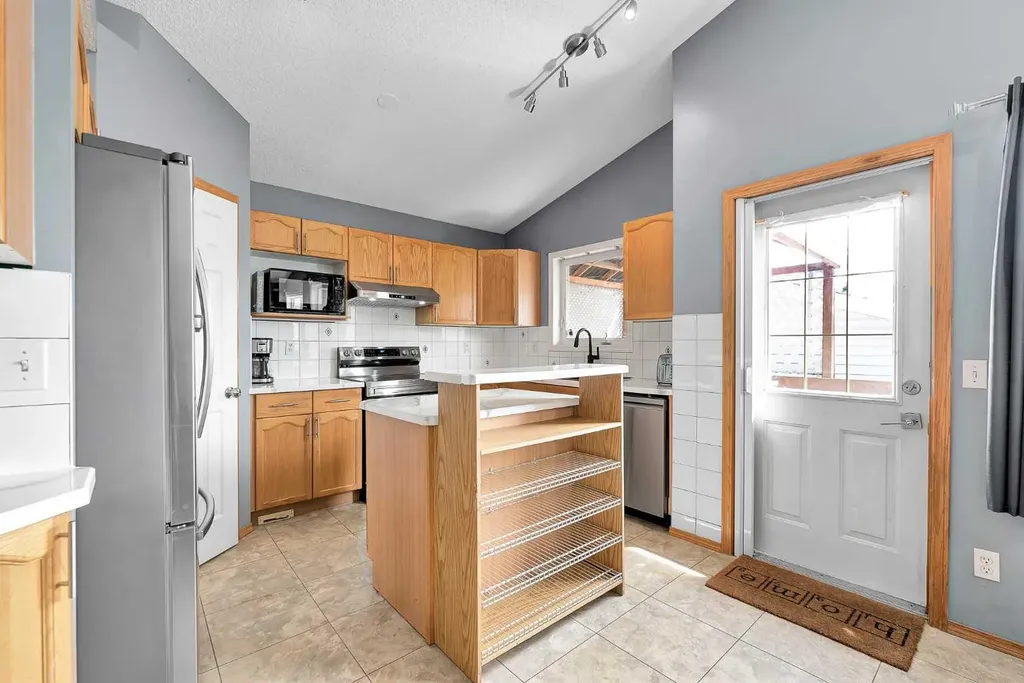 21 Erin Meadow Manor SE Calgary AB T2B 3P6