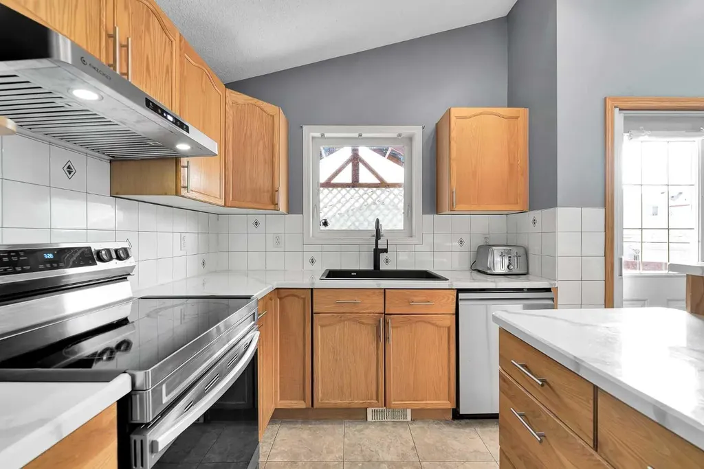 21 Erin Meadow Manor SE Calgary AB T2B 3P6