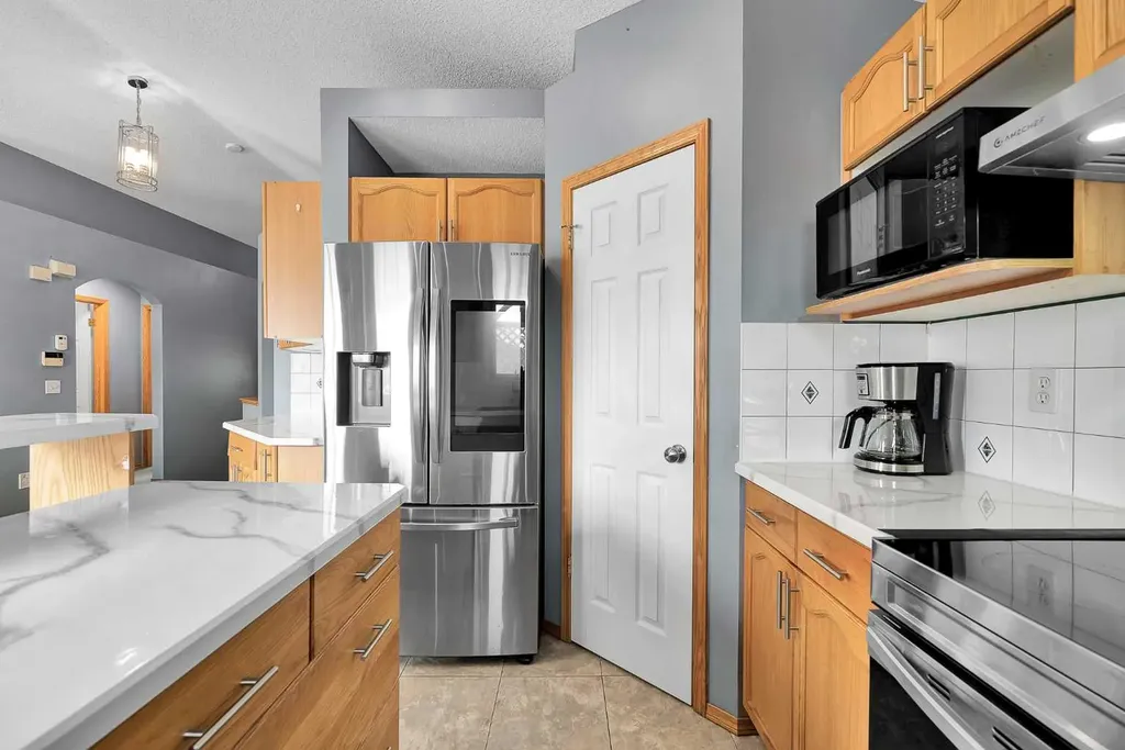 21 Erin Meadow Manor SE Calgary AB T2B 3P6