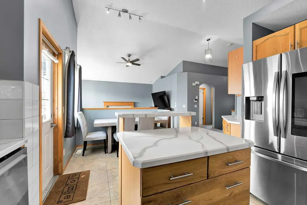 21 Erin Meadow Manor SE Calgary AB T2B 3P6