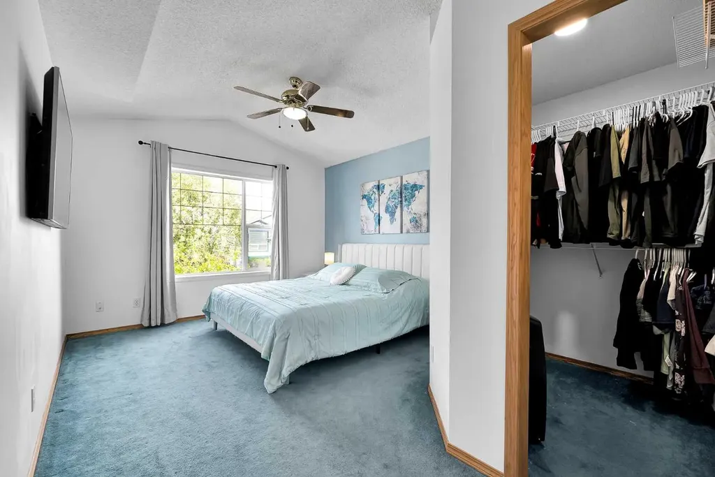 21 Erin Meadow Manor SE Calgary AB T2B 3P6