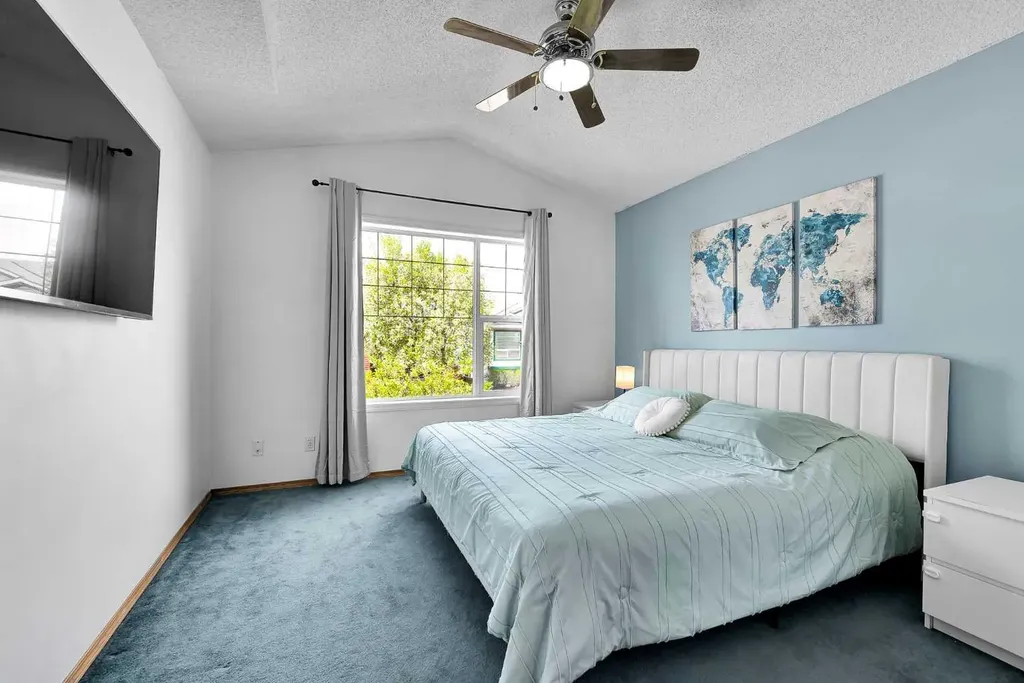 21 Erin Meadow Manor SE Calgary AB T2B 3P6