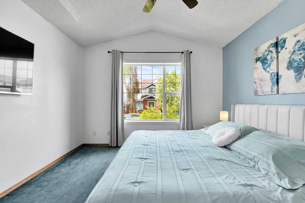 21 Erin Meadow Manor SE Calgary AB T2B 3P6