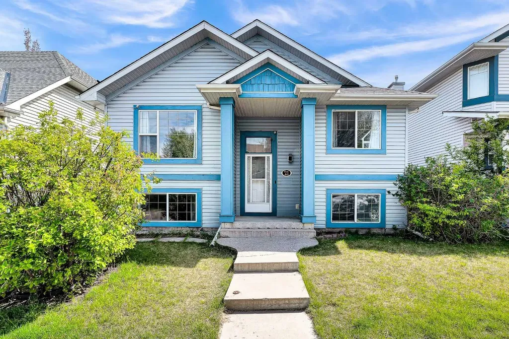 21 Erin Meadow Manor SE Calgary AB T2B 3P6