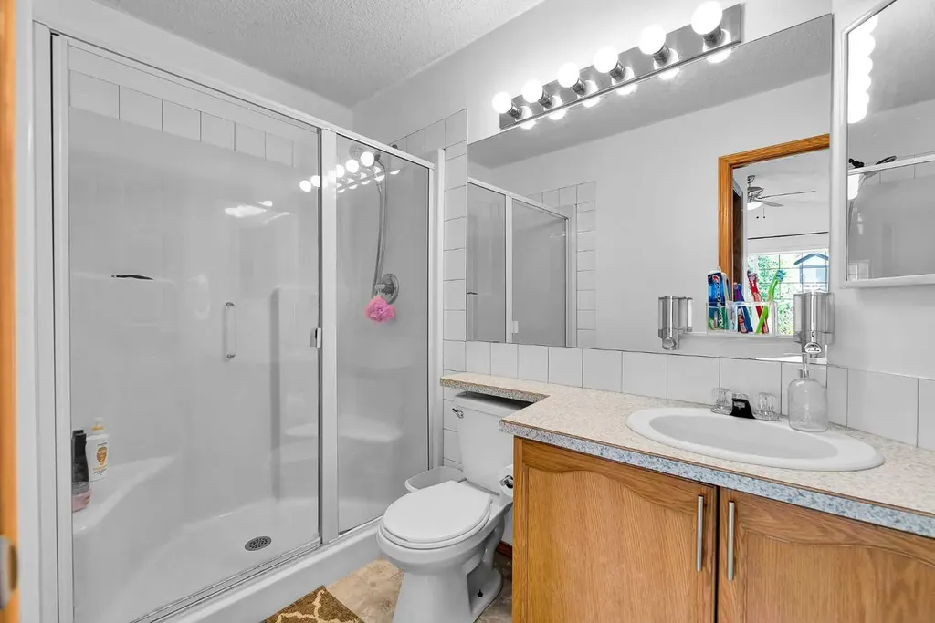 21 Erin Meadow Manor SE Calgary AB T2B 3P6