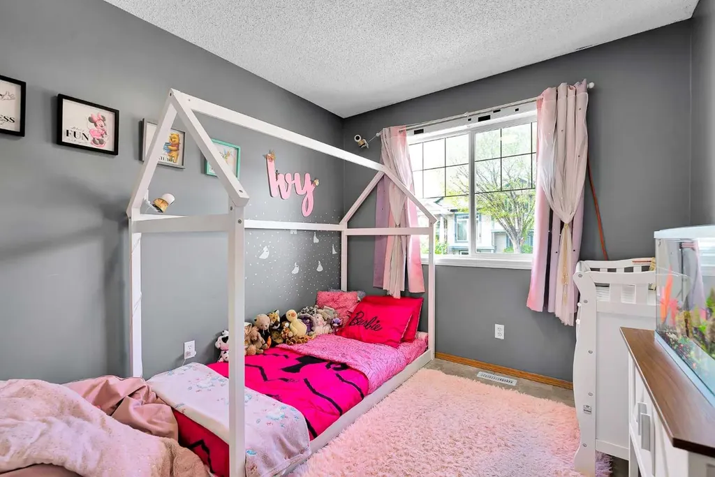 21 Erin Meadow Manor SE Calgary AB T2B 3P6