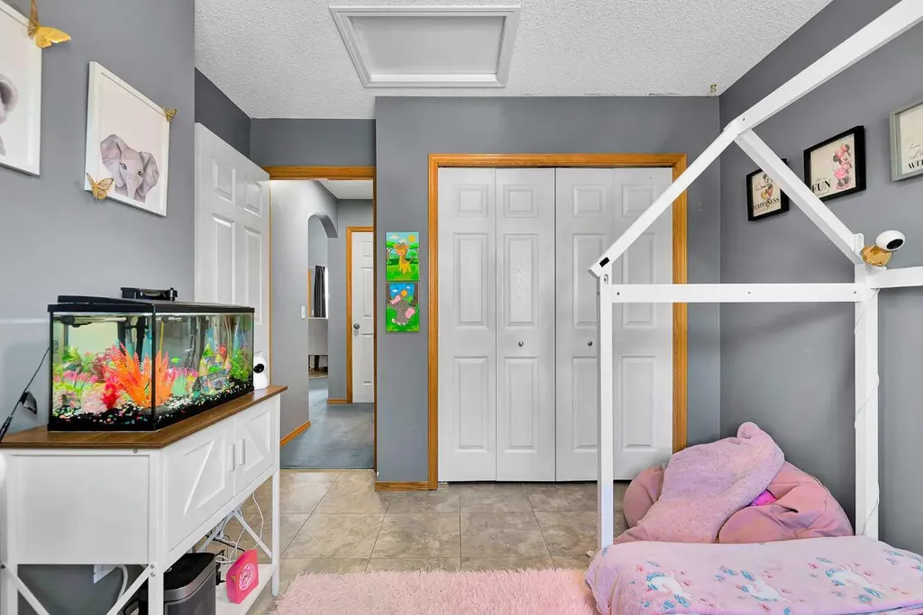 21 Erin Meadow Manor SE Calgary AB T2B 3P6