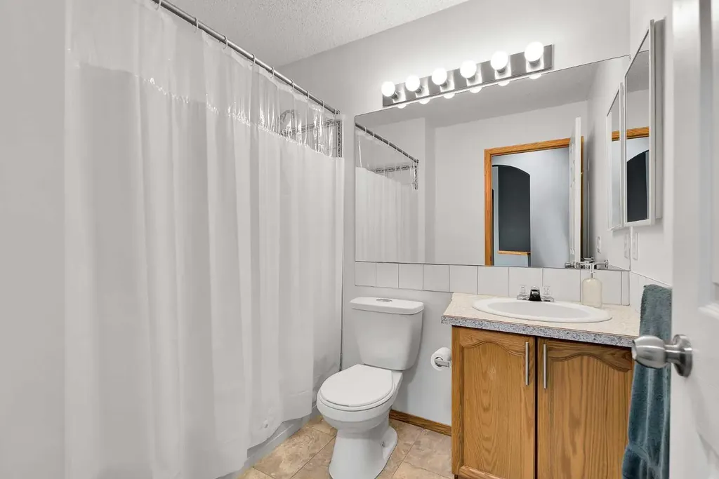 21 Erin Meadow Manor SE Calgary AB T2B 3P6