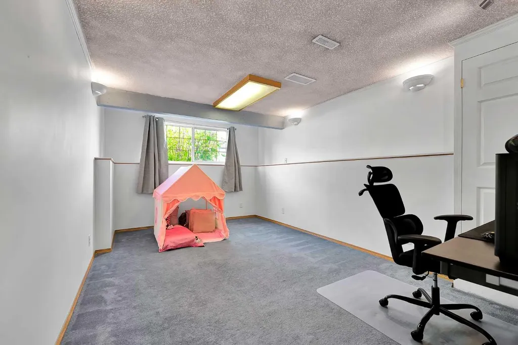 21 Erin Meadow Manor SE Calgary AB T2B 3P6