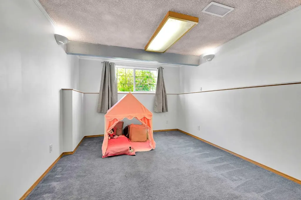 21 Erin Meadow Manor SE Calgary AB T2B 3P6