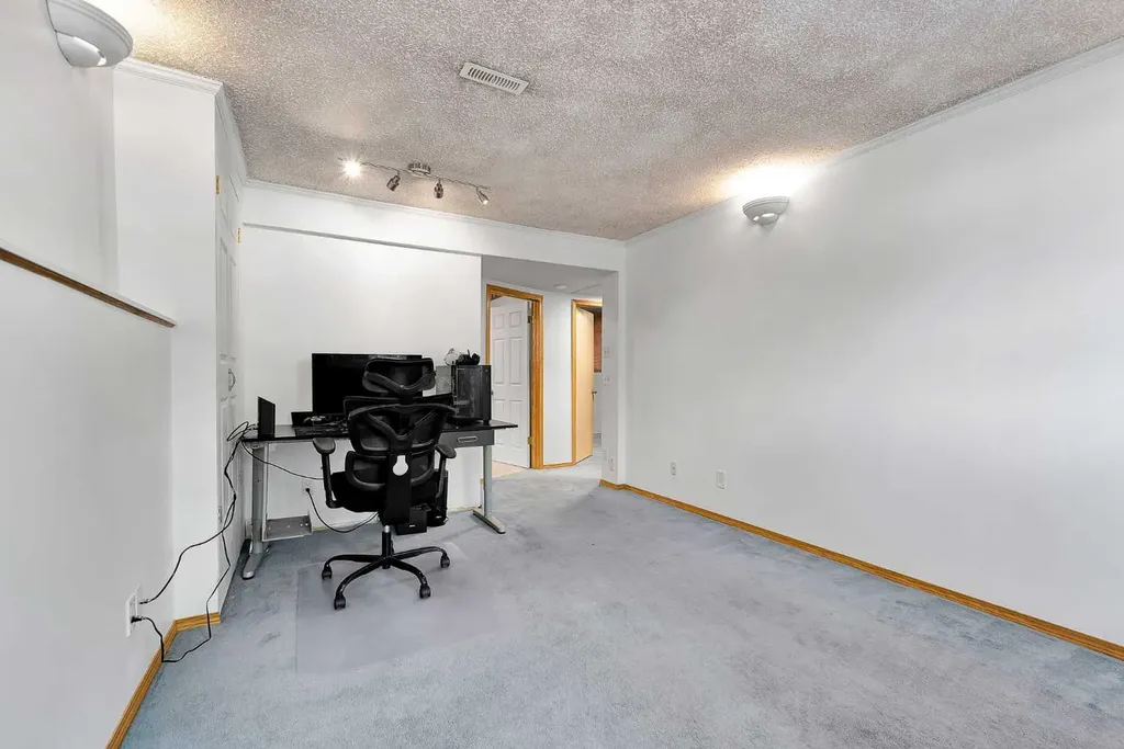 21 Erin Meadow Manor SE Calgary AB T2B 3P6