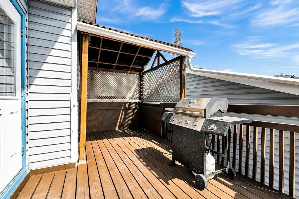 21 Erin Meadow Manor SE Calgary AB T2B 3P6