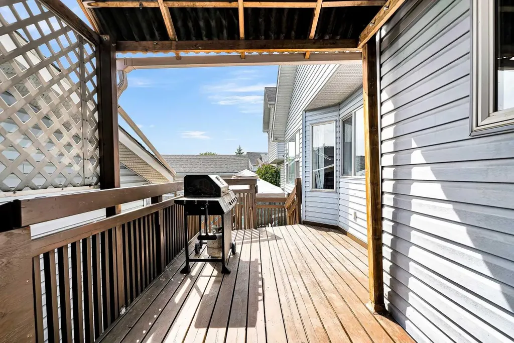 21 Erin Meadow Manor SE Calgary AB T2B 3P6