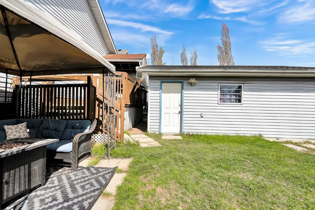 21 Erin Meadow Manor SE Calgary AB T2B 3P6