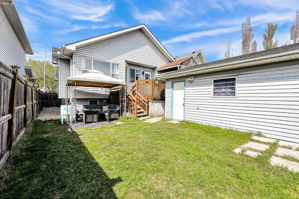 21 Erin Meadow Manor SE Calgary AB T2B 3P6