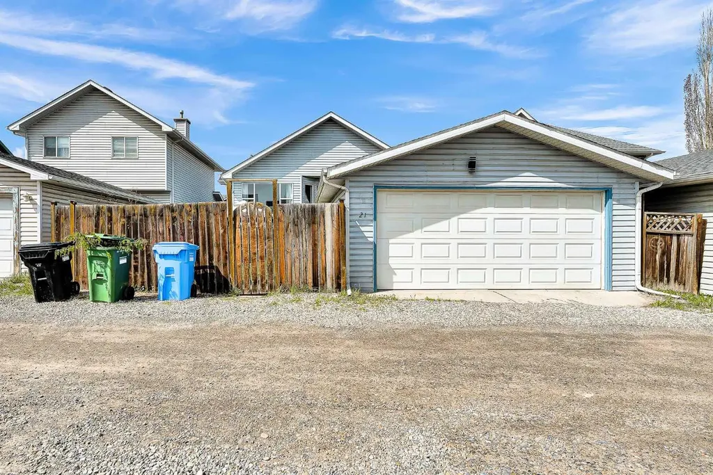 21 Erin Meadow Manor SE Calgary AB T2B 3P6