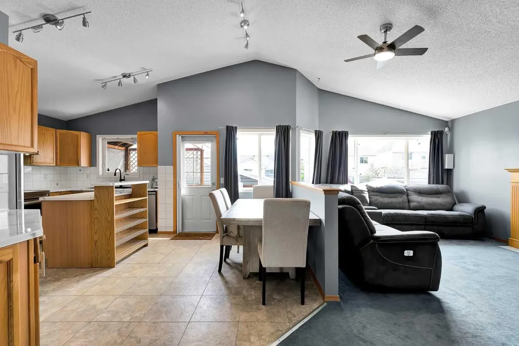 21 Erin Meadow Manor SE Calgary AB T2B 3P6
