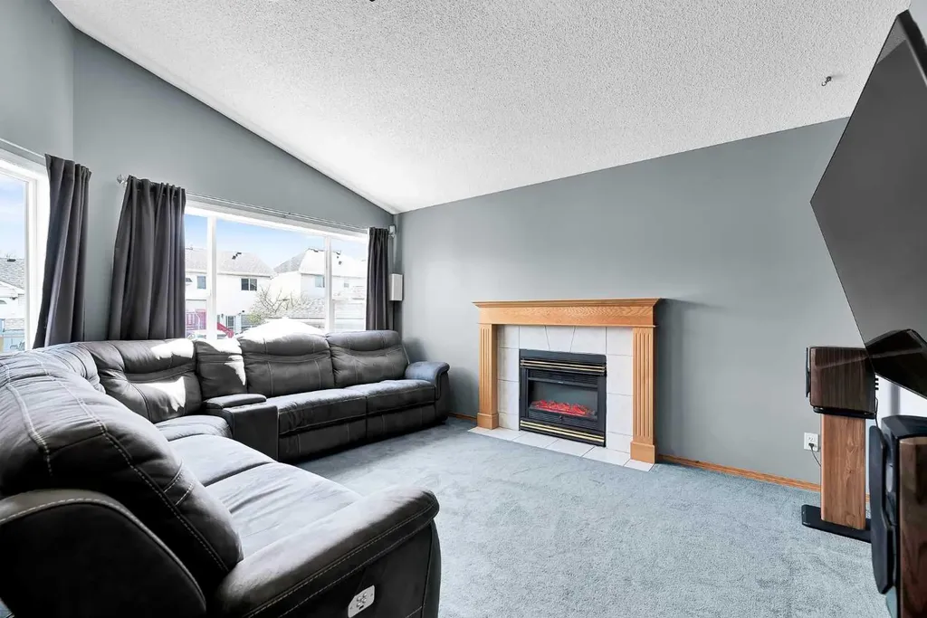 21 Erin Meadow Manor SE Calgary AB T2B 3P6