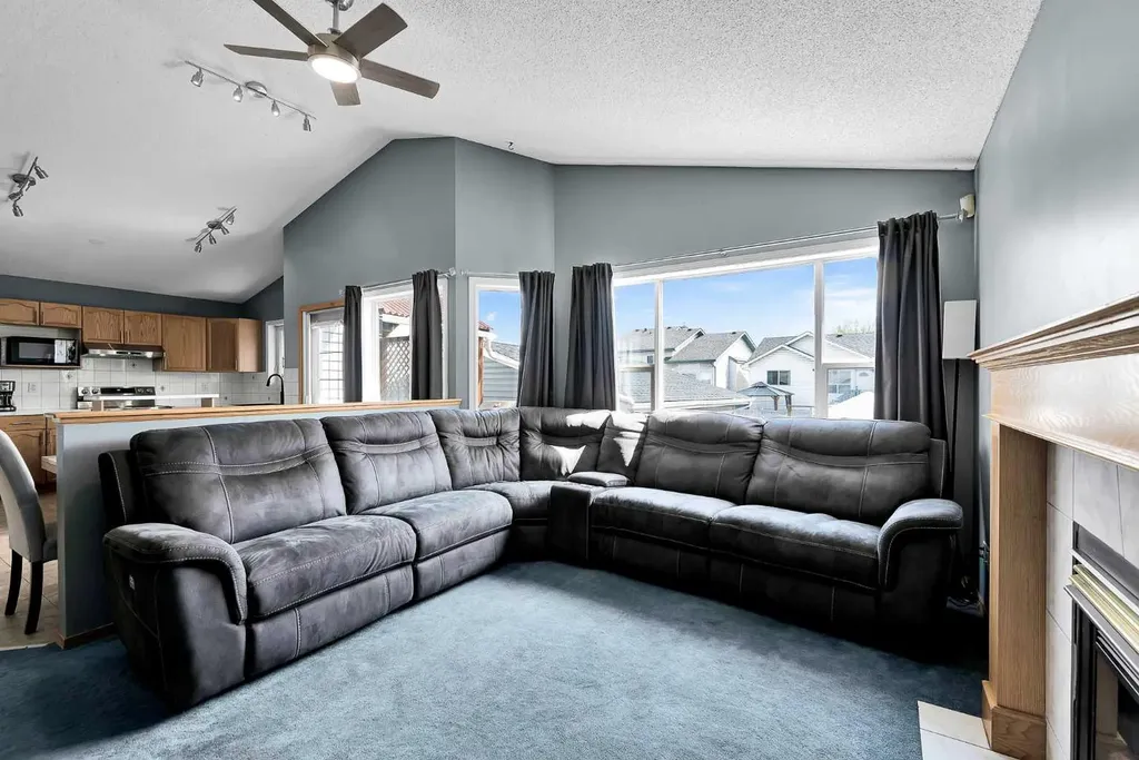 21 Erin Meadow Manor SE Calgary AB T2B 3P6