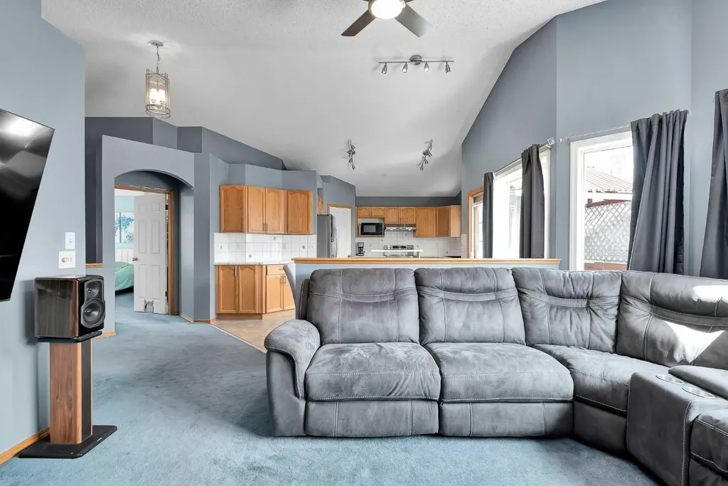 21 Erin Meadow Manor SE Calgary AB T2B 3P6