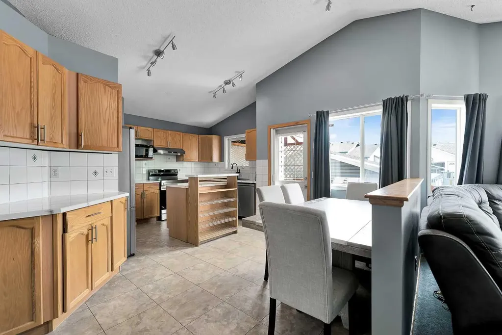 21 Erin Meadow Manor SE Calgary AB T2B 3P6