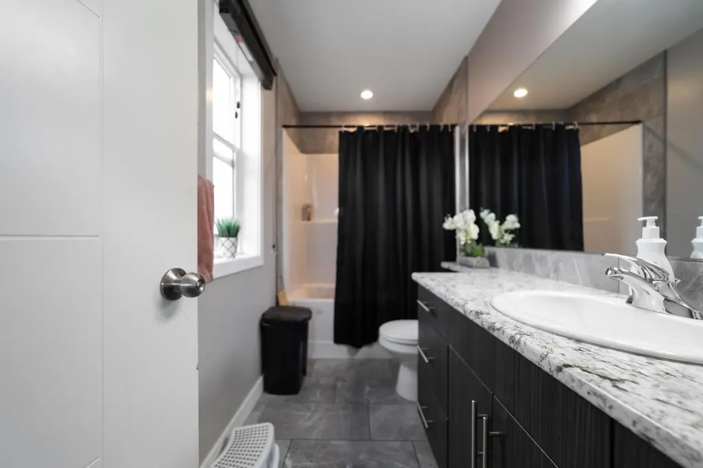 4414 75 Street Camrose AB T4V 5C9