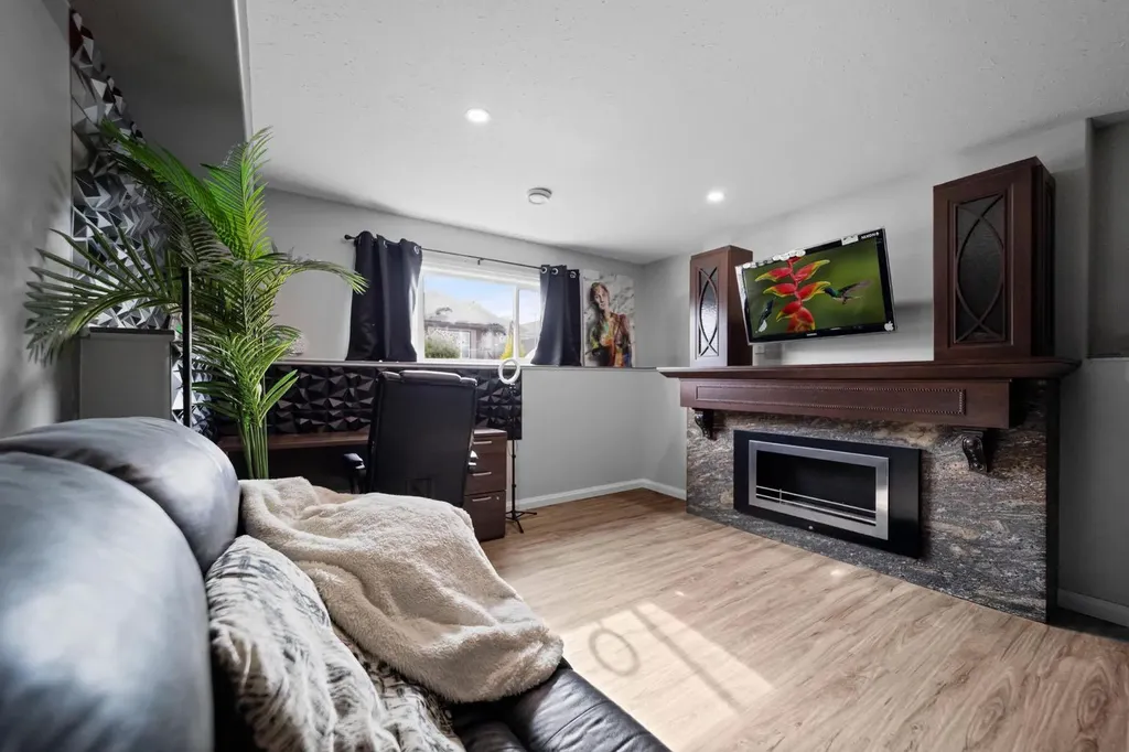4414 75 Street Camrose AB T4V 5C9