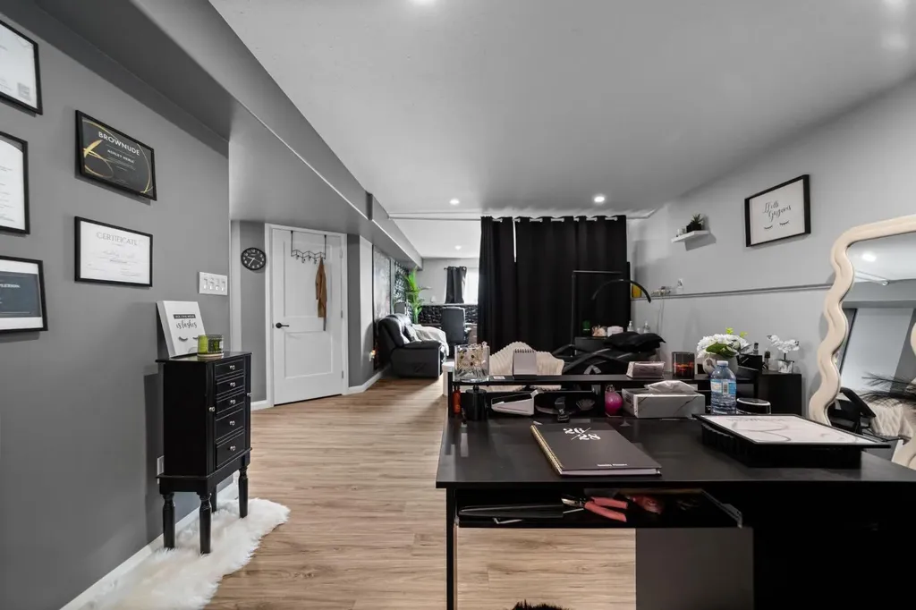 4414 75 Street Camrose AB T4V 5C9