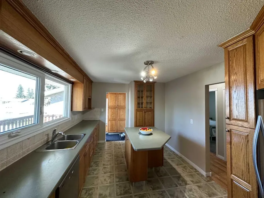 5115 61 Avenue Ponoka AB T4J 1E8
