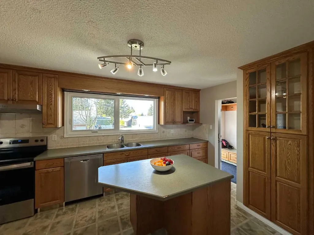 5115 61 Avenue Ponoka AB T4J 1E8