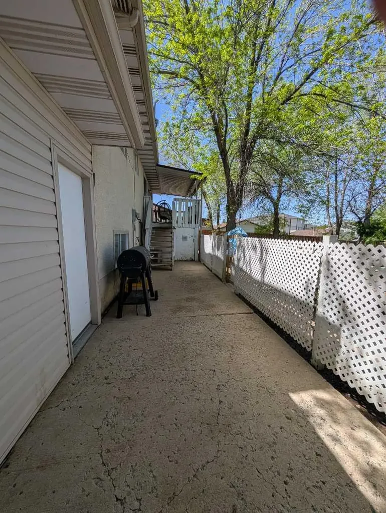 112 Sprague Way SE Medicine Hat AB T1B 2K3